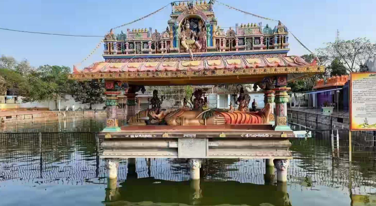 Shri Kshetra Pithapuram, Kuravpur, Mantralayam